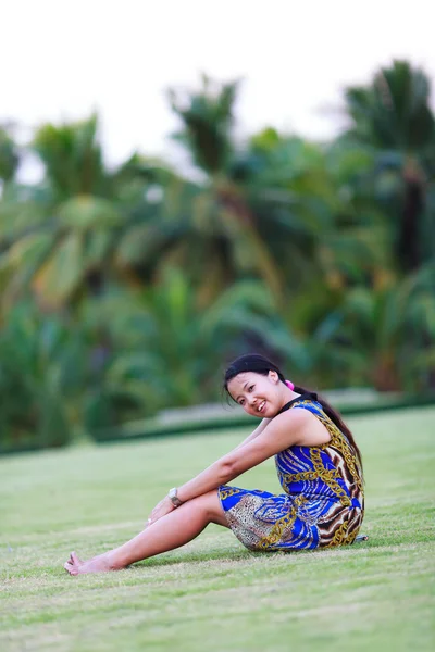 Asiatico donna sit and smile in park — Foto Stock