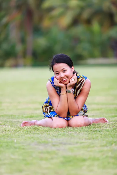 Asiática mujer sentarse y sonrisa en parque — Foto de Stock