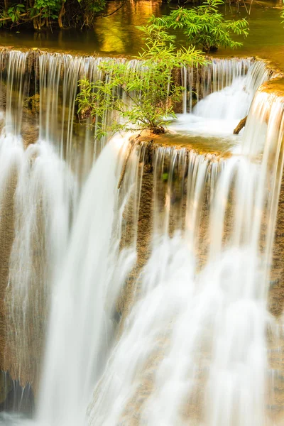 Cachoeira tropical em kanchanaburi, Tailândia — Fotografia de Stock