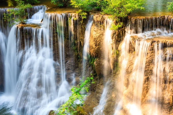 Tropikalnym wodospadem w kanchanaburi, Tajlandia — Zdjęcie stockowe