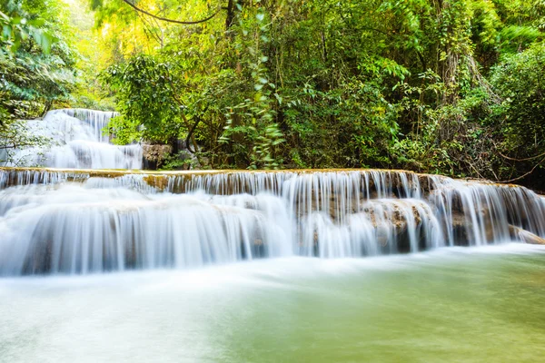 Cachoeira tropical em kanchanaburi, Tailândia — Fotografia de Stock