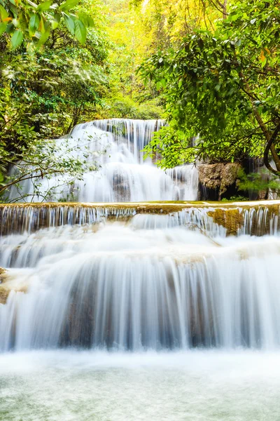 Tropische waterval in kanchanaburi, thailand — Stockfoto