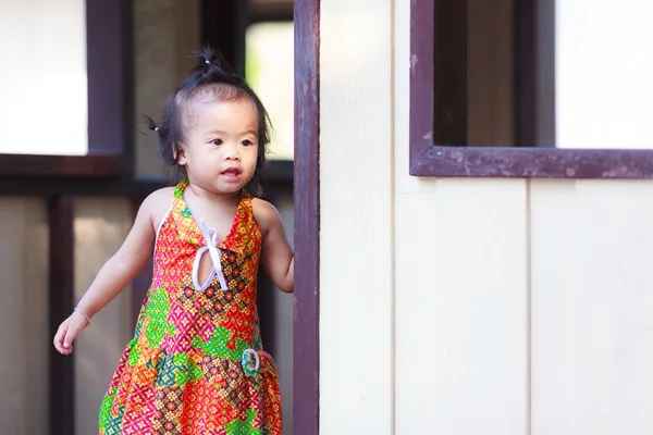 亚洲宝贝女儿在门后面 — 图库照片