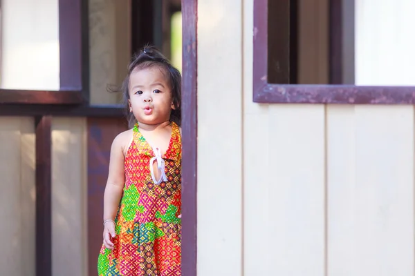 Asiático bebê menina atrás da porta — Fotografia de Stock