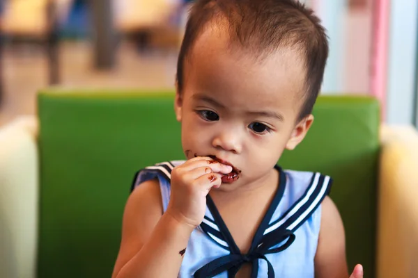 Asiática bebé chica comer chocolate —  Fotos de Stock