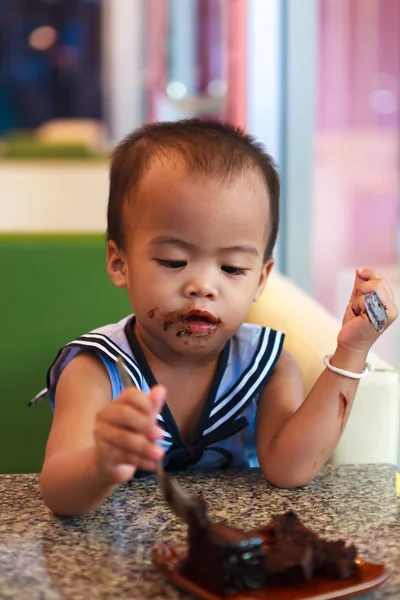 Asiática bebé chica comer chocolate —  Fotos de Stock