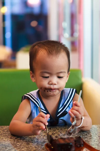 Asian dziewczynka jedzenie czekolady — Zdjęcie stockowe