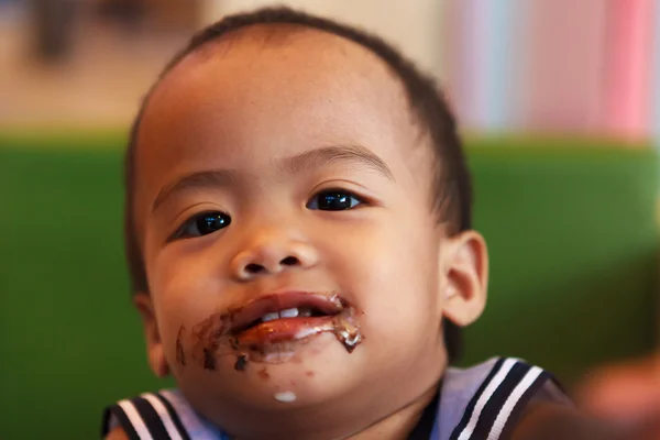 Ásia bebê menina comer chocolate — Fotografia de Stock