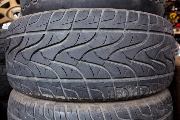 Hromadu černých použité pneumatiky — Stock fotografie