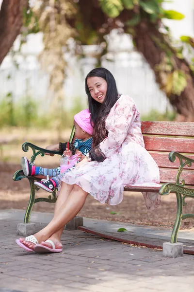 Madre e hija sentadas en el parque —  Fotos de Stock