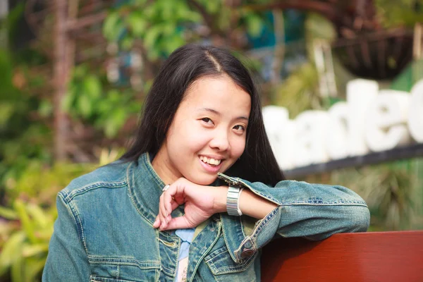 Mulher de jeans camisa sorrindo — Fotografia de Stock