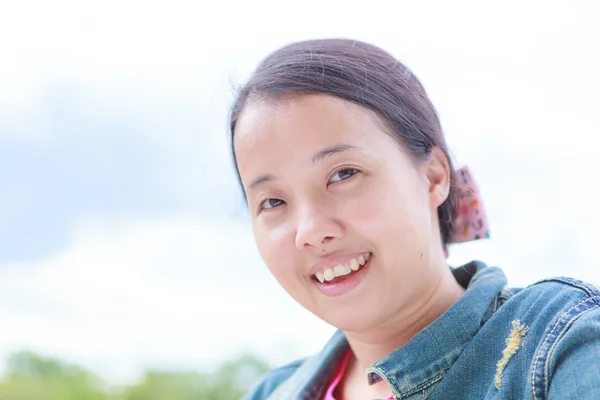Mulher de jeans camisa sorrindo — Fotografia de Stock