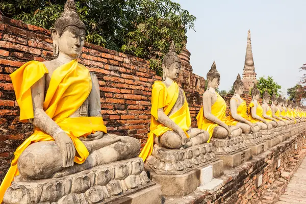 Posąg Buddy w wierszu — Zdjęcie stockowe