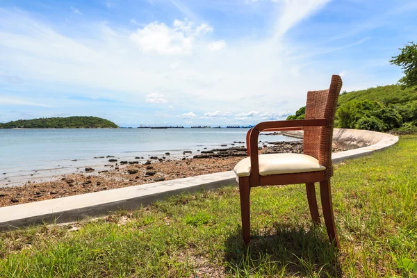 Ahşap sandalye ve deniz — Stok fotoğraf