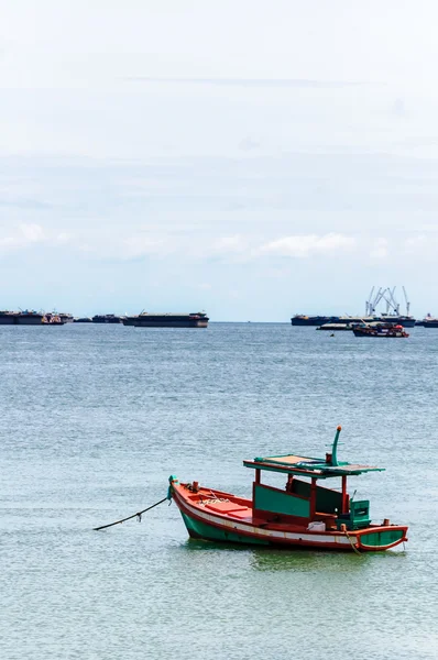 Eenzame boot in de zee — Stockfoto