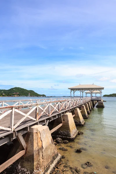 Vit träbro i havet — Stockfoto