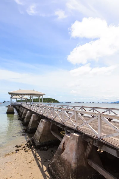 Ponte de madeira branca para o mar — Fotografia de Stock