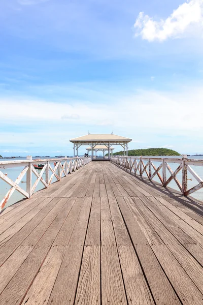 Ponte di legno bianco in mare — Foto Stock