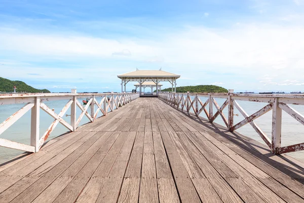 Vit träbro i havet — Stockfoto