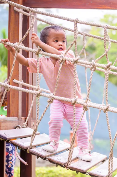 Asiatique bébé fille dans aire de jeux — Photo