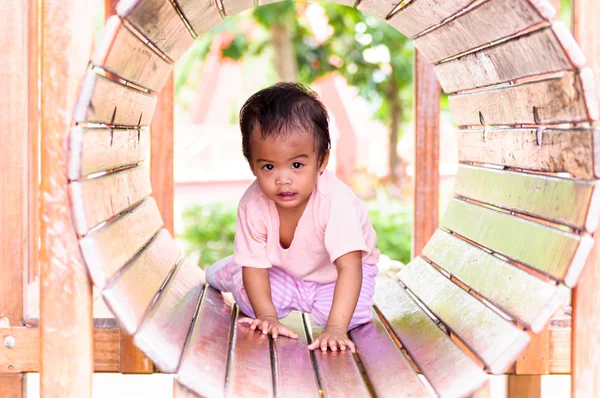 Азиатская девочка на детской площадке — стоковое фото
