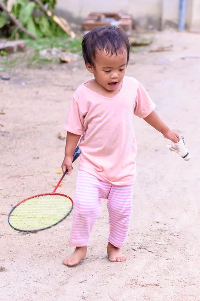 宝贝女儿玩着球拍 — 图库照片