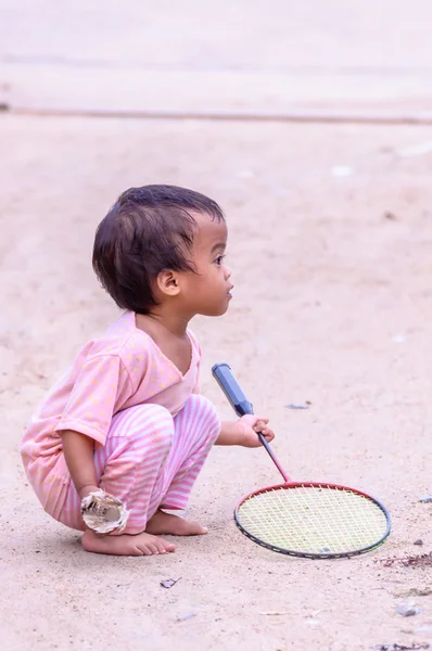 Menina brincando com raquete — Fotografia de Stock