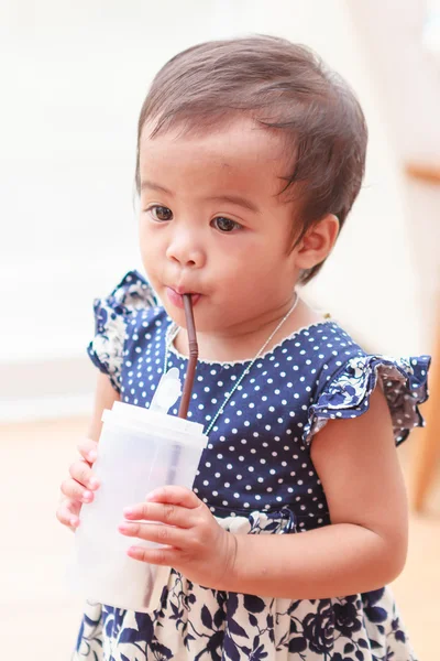 Tailandês bebê menina água potável — Fotografia de Stock