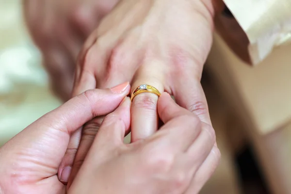 Mariée portant une bague sur le doigt du marié — Photo