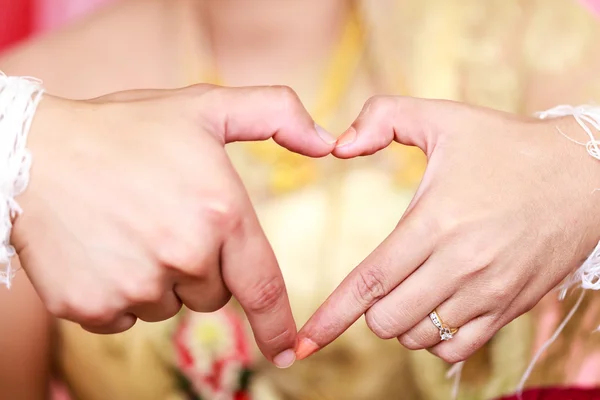 Hacer la forma del corazón juntos —  Fotos de Stock