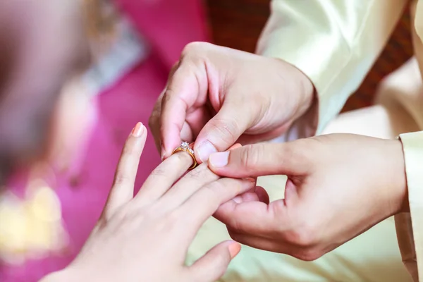 Ženich nosit prsten na prst nevěsty — Stock fotografie