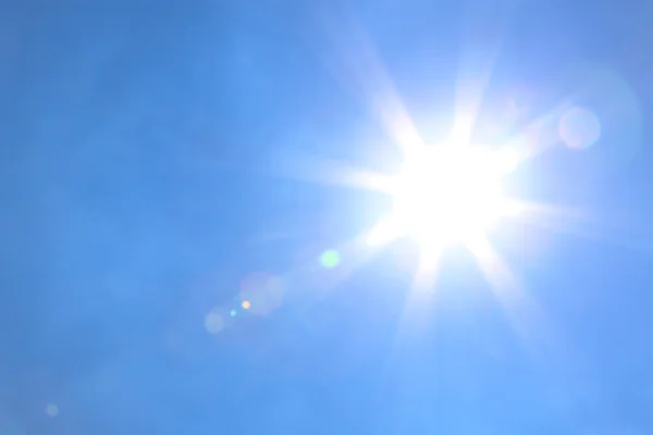 Luz solar com céu azul — Fotografia de Stock