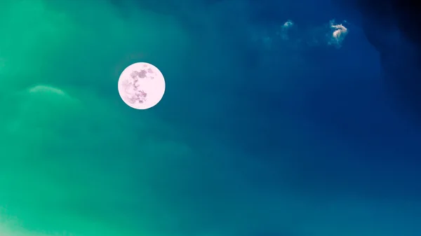 Pleine lune avec ciel bleu clair — Photo