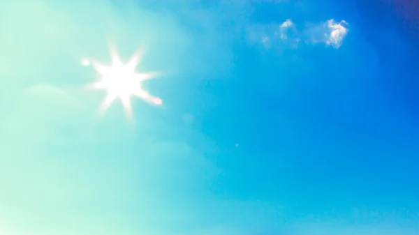 Lumière du soleil avec ciel bleu — Photo