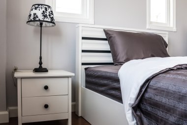 Siyah sac ve lamba ile yatak