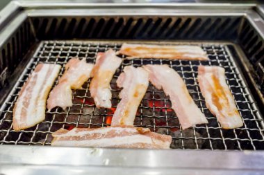 ızgara domuz eti yanıyor