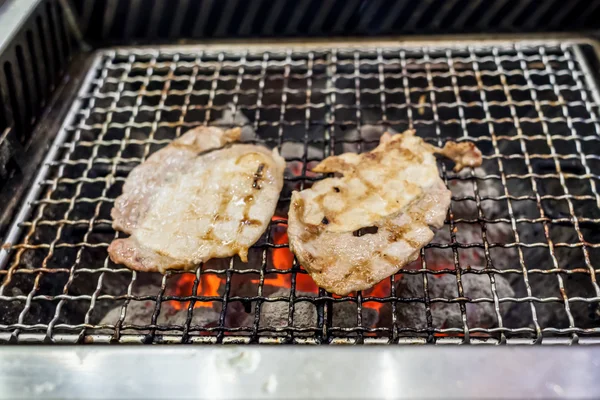 Carne de porco grelhada em chamas — Fotografia de Stock