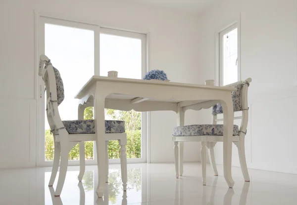 Stůl a židle v obývacím pokoji — Stock fotografie