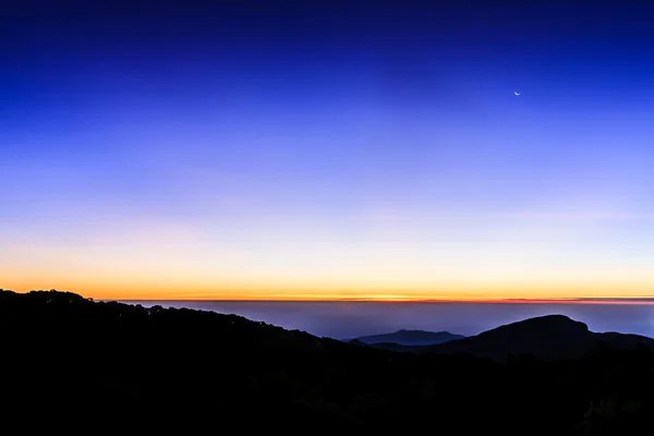 Céu crepúsculo na montanha — Fotografia de Stock