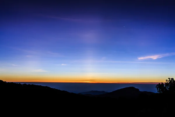 Сутінкове небо на горі — стокове фото