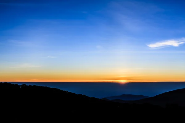 Cielo crepuscolare sulla montagna — Foto Stock