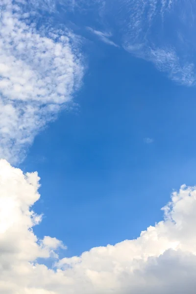 明亮的蓝天背景 — 图库照片