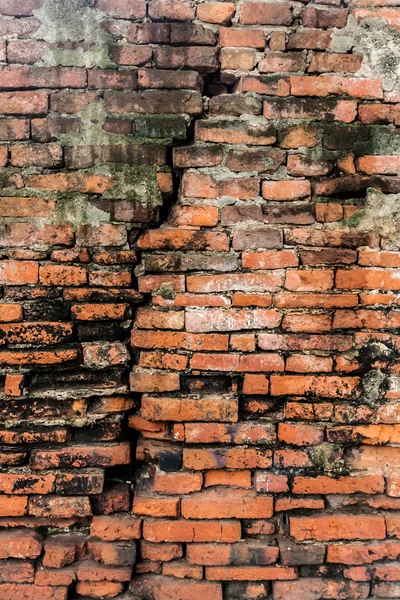 오래 된 오렌지 깨지는 벽돌 벽 — 스톡 사진