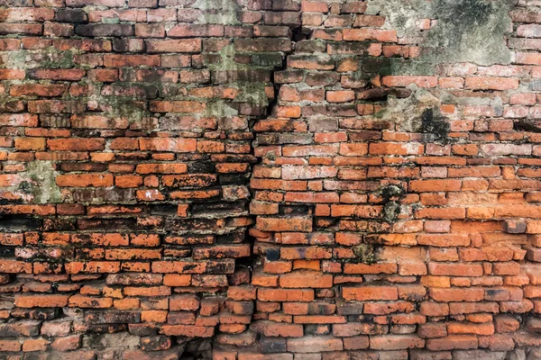 Oude oranje gebarsten bakstenen muur — Stockfoto