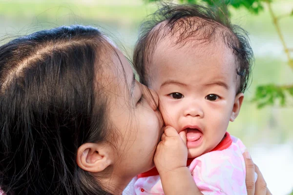 Mother kissing daughter — Stock Photo, Image