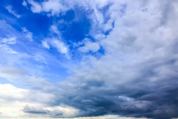 Συννεφιασμένο ουρανό και τα σύννεφα — Φωτογραφία Αρχείου