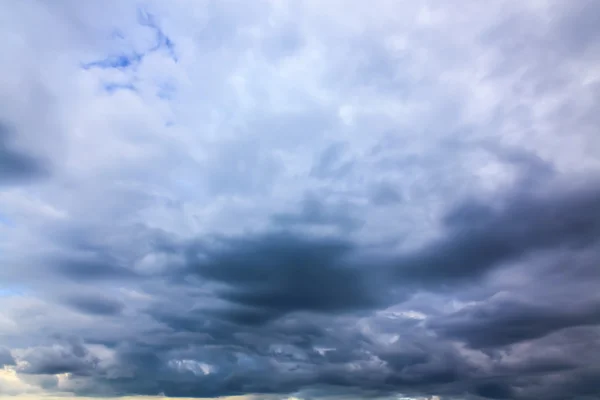Συννεφιασμένο ουρανό και τα σύννεφα — Φωτογραφία Αρχείου