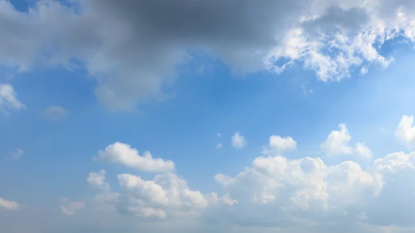 Blå himmel och moln — Stockfoto