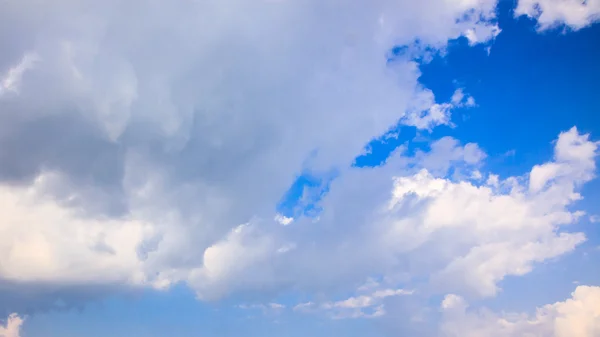 Ciel bleu par temps nuageux — Photo