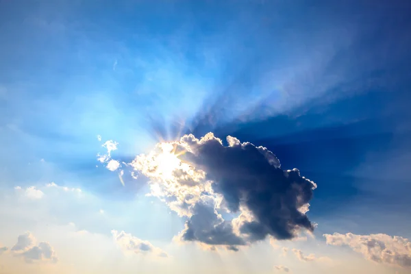 Céu luz do sol atrás das nuvens — Fotografia de Stock